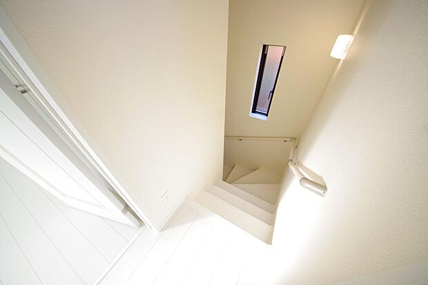 階段には手すりを標準装備することで、お子様やご高齢者の安全性にも配慮しております。