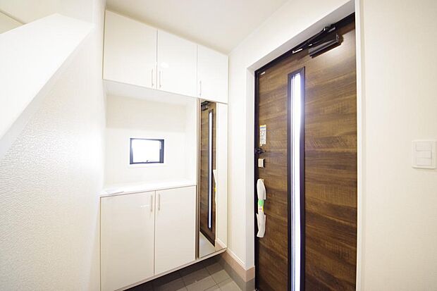 棚板が多く、沢山のの靴が収納可能。棚板は稼働可能ですのでブーツやヒールの高い靴も収納でき便利です。