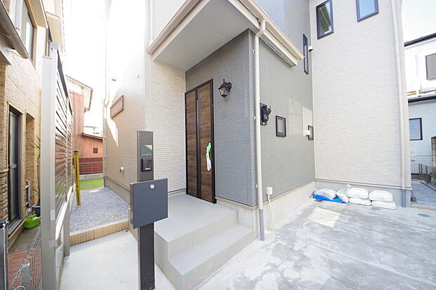 玄関はいわばその邸宅の顔です。だからこそ、迎賓のためにしつらえを細部まで施しました。