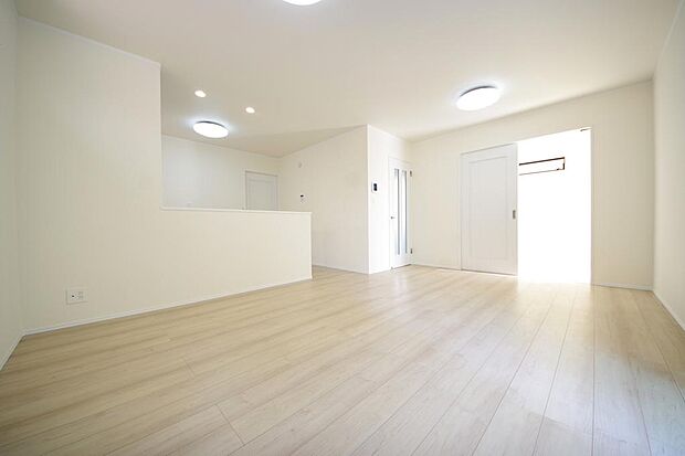 明るい陽光が差し込み開放的なリビング ダイニングを演出し、ゆとりある空間はご満足いただけます。