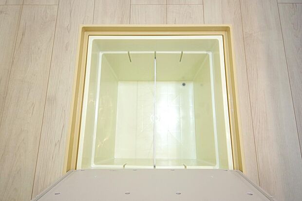 ミネラルウォーター、缶詰、非常食のストックに便利です。空間を有効に利用した収納です。