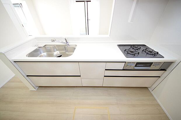 キッチンには耐久性が高く、お手入れも簡単で人工大理石トップを採用して、キッチンを優雅に演出しました。