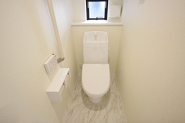 少ない水を有効に使って、汚れも効率よく洗浄します。便器は奥までふちのない掃除がしやすい形状です。