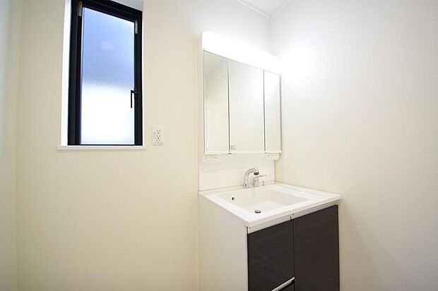 家族全員で利用するパブリックスペースとなりますので、鏡周りの収納ですっきり洗面台がご利用いただけます