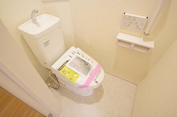 少ない水を有効に使って、汚れも効率よく洗浄します。便器は奥までふちのない掃除がしやすい形状です。