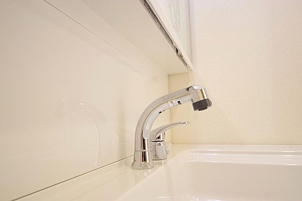 洗面台の給水口はホースが伸びるので朝シャン出来ます。シングルレバーでお湯の温度も楽々調整出来ます。