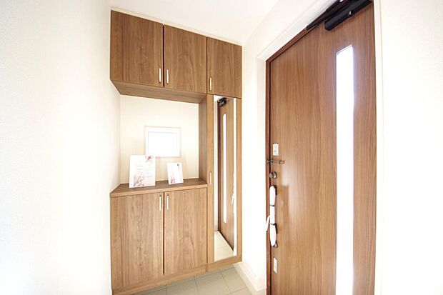 棚板が多く、沢山の靴が収納可能。棚板は稼働可能ですのでブーツやヒールの高い靴も収納でき便利です。