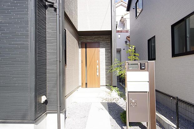 玄関はいわばその邸宅の顔です。だからこそ、迎賓のためにしつらえを細部まで施しました。