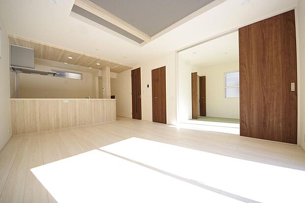 明るい陽光が差し込み開放的なリビング ダイニングを演出し、ゆとりある空間はご満足いただけます。