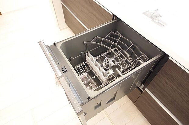 食器の出し入れがしやすいスライド収納タイプの食器洗い乾燥機です。また、節水効果にも優れています。