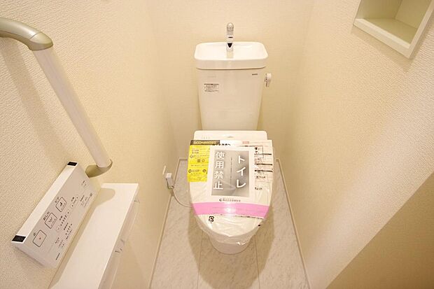 少ない水を有効に使って、汚れも効率よく洗浄します。便器は奥までふちのない掃除がしやすい形状です。