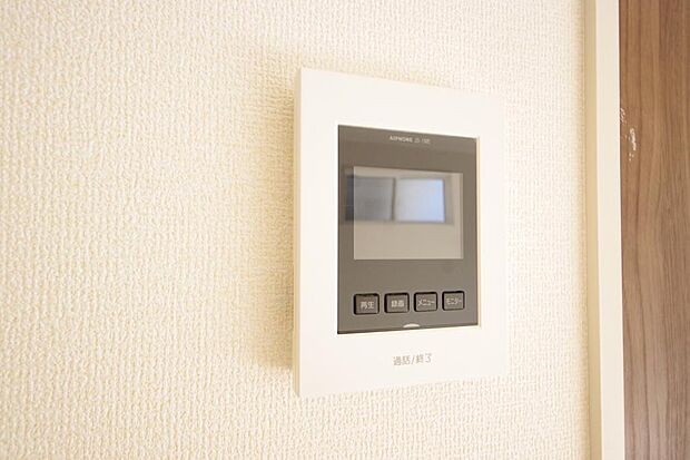 来訪者を映像と音声で確認可能なので、煩わしいセールスにも住戸内で対話可能です。