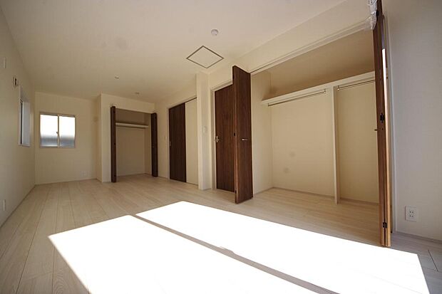 木の質感が優しい床材と豊富な収納が特徴的な、心に温かさを感じる内装です。