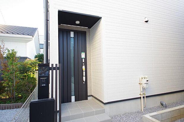 玄関はいわばその邸宅の顔です。だからこそ、迎賓のためにしつらえを細部まで施しました。