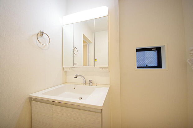 家族全員で利用するパブリックスペースとなりますので、鏡周りの収納ですっきり洗面台がご利用いただけます