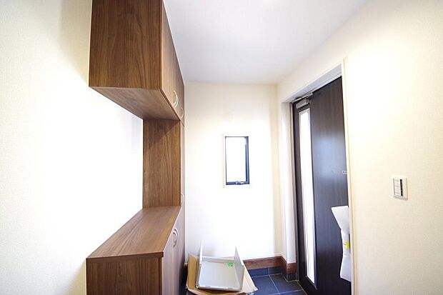 棚板が多く、沢山の靴が収納可能。棚板は稼働可能ですのでブーツやヒールの高い靴も収納でき便利です。