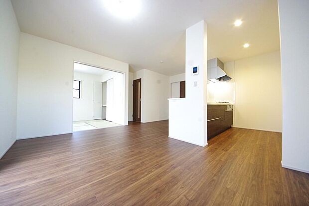 明るい陽光が差し込み開放的なリビング ダイニングを演出し、ゆとりある空間はご満足いただけます。