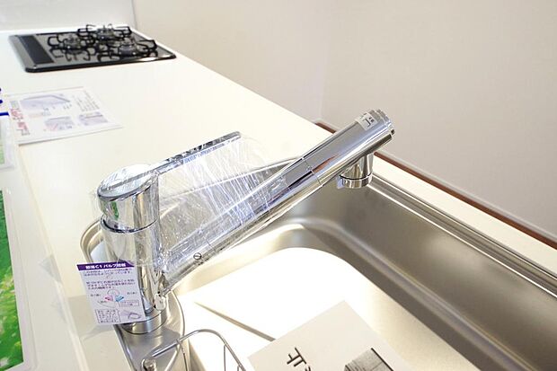 レバー操作一つで水量、温度も調節可能です。また、蛇口には浄水カートリッジも内蔵可能です。