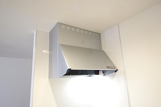 キッチン上部には、ブーツ型の照明付きのレンジフードが標準装備されております。