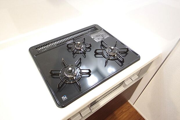 三ツ口コンロはSiセンサーが組み込まれています。長時間の使用の際にセンサーが自動でストップします。