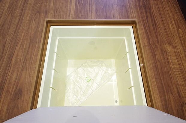 ミネラルウォーター、缶詰、非常食のストックに便利です。空間を有効に利用した収納です。