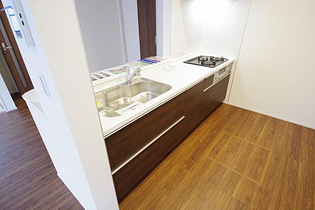 キッチンには耐久性が高く、お手入れも簡単で人工大理石トップを採用して、キッチンを優雅に演出しました。