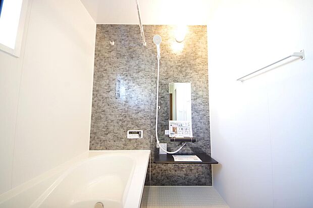 心地よい入浴タイムを追求した大きな浴槽とアクセントパネルで、より高級感が演出されます。