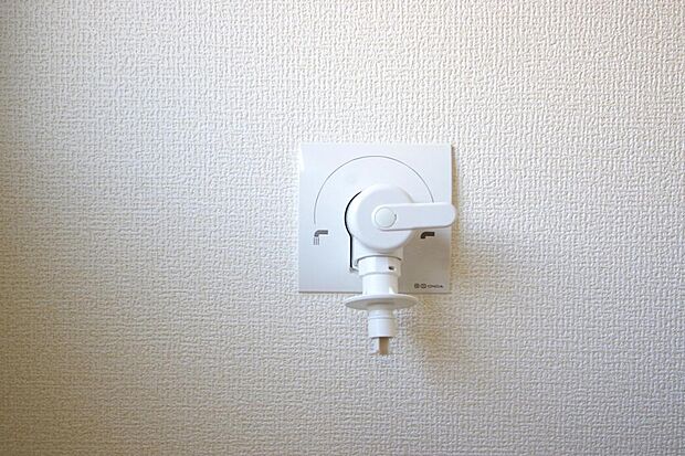 洗濯機用の給水口には蛇口ではなく、全自動洗濯機が設置できる専用の給水口が設置されております。