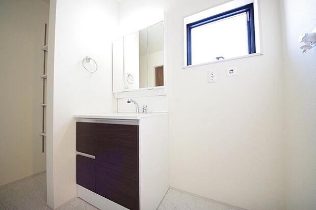 家族全員で利用するパブリックスペースとなりますので、鏡周りの収納ですっきり洗面台がご利用いただけます