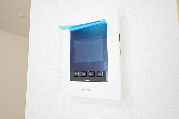 来訪者を映像と音声で確認可能なので、煩わしいセールスにも住戸内で対話可能です。