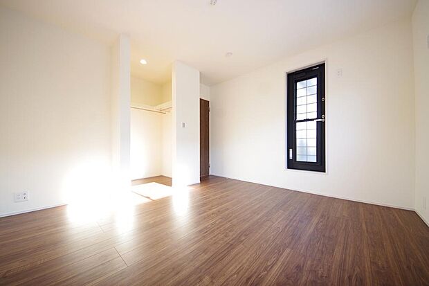 木の質感が優しい床材と豊富な収納が特徴的な、心に温かさを感じる内装です。