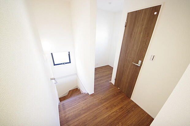 階段には手すりを標準装備することで、お子様やご高齢者の安全性にも配慮しております。