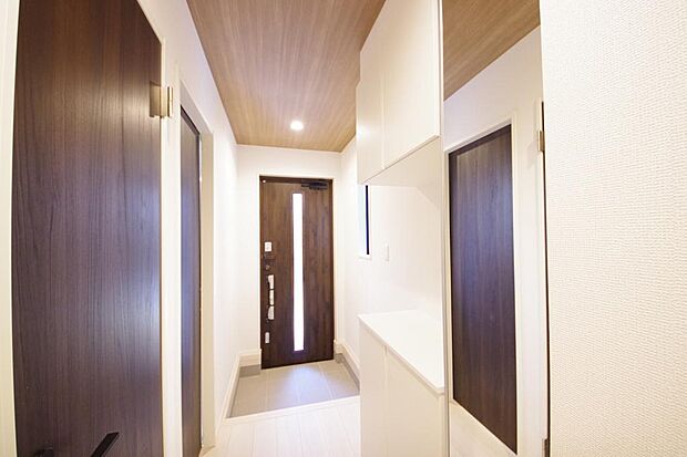 棚板が多く、沢山のの靴が収納可能。棚板は稼働可能ですのでブーツやヒールの高い靴も収納でき便利です。