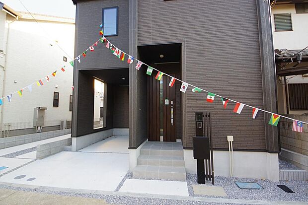 玄関はいわばその邸宅の顔です。だからこそ、迎賓のためにしつらえを細部まで施しました。