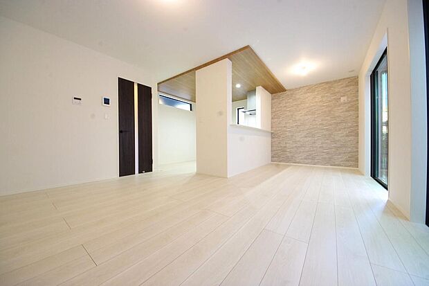 明るい陽光が差し込み開放的なリビング ダイニングを演出し、ゆとりある空間はご満足いただけます。