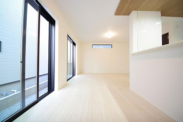 明るい陽光が差し込み開放的なリビング ダイニングを演出し、ゆとりある空間はご満足いただけます。