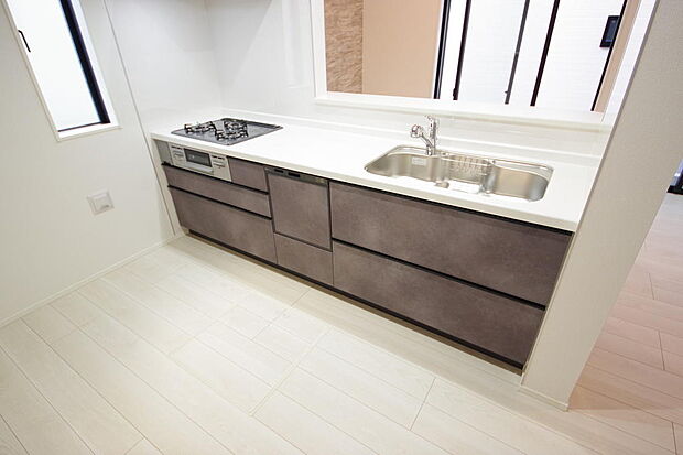 キッチンには耐久性が高く、お手入れも簡単で人工大理石トップを採用して、キッチンを優雅に演出しました。