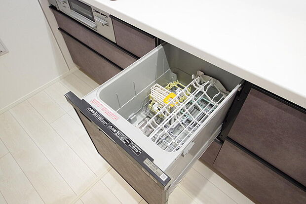 食器の出し入れがしやすいスライド収納タイプの食器洗い乾燥機です。また、節水効果にも優れています。