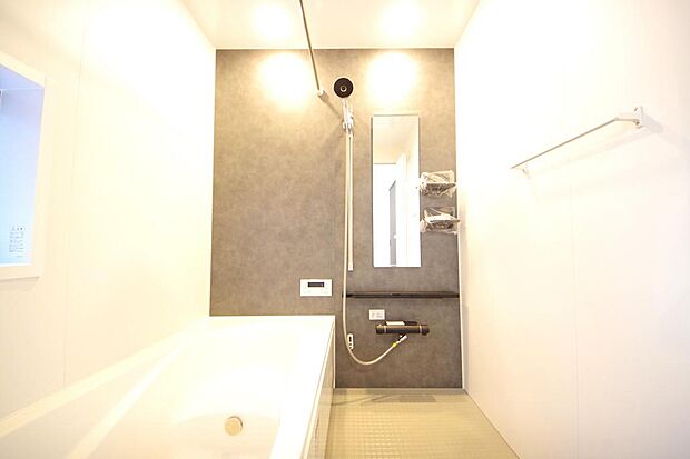 心地よい入浴タイムを追求した大きな浴槽とアクセントパネルで、より高級感が演出されます。