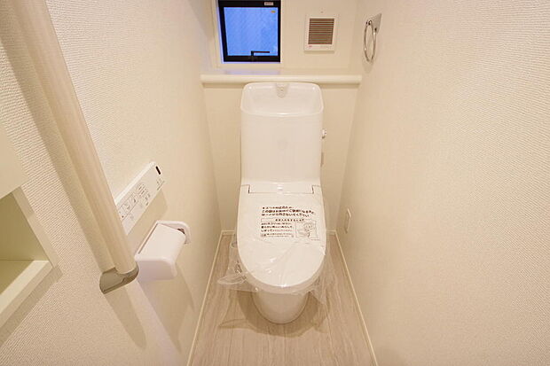 少ない水を有効に使って、汚れも効率よく洗浄します。便器は奥までふちのない掃除がしやすい形状です。