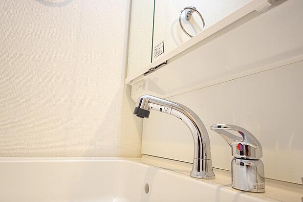 洗面台の給水口はホースが伸びるので朝シャン出来ます。シングルレバーでお湯の温度も楽々調整出来ます。