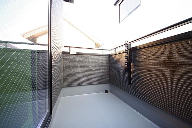 陽光あふれるバルコニーは、たくさんの光を浴びることができるのでお洗濯物やお布団もしっかり干せます。