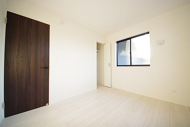 木の質感が優しい床材と豊富な収納が特徴的な、心に温かさを感じる内装です。