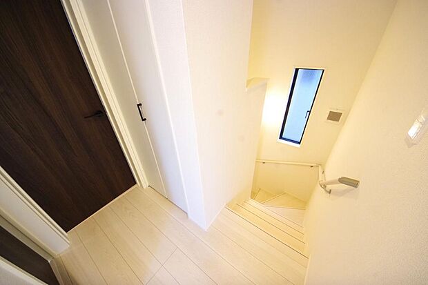 階段には手すりを標準装備することで、お子様やご高齢者の安全性にも配慮しております。