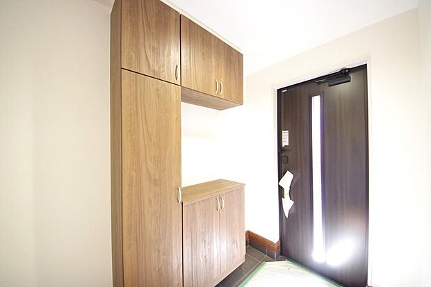 棚板が多く、沢山の靴が収納可能。棚板は稼働可能ですのでブーツやヒールの高い靴も収納でき便利です。