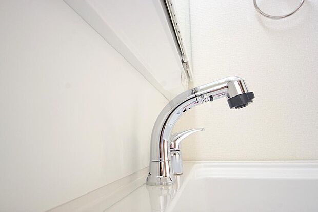 洗面台の給水口はホースが伸びるので朝シャン出来ます。シングルレバーでお湯の温度も楽々調整出来ます。