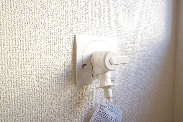 洗濯機用の給水口には蛇口ではなく、全自動洗濯機が設置できる専用の給水口が設置されております。