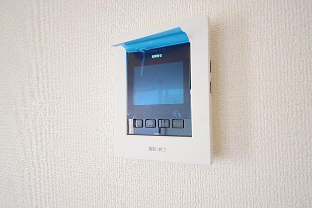 来訪者を映像と音声で確認可能なので、煩わしいセールスにも住戸内で対話可能です。
