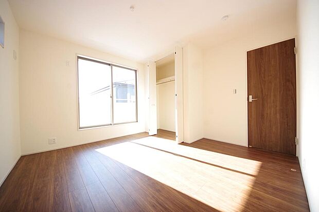 木の質感が優しい床材と豊富な収納が特徴的な、心に温かさを感じる内装です。