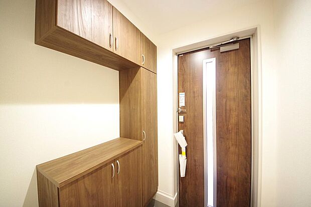 棚板が多く、沢山の靴が収納可能。棚板は稼働可能ですのでブーツやヒールの高い靴も収納でき便利です。